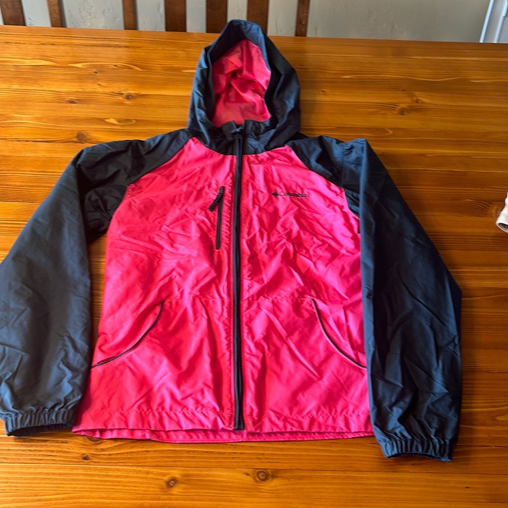Girls size 14/16 Columbia hooded windbreaker. Excellent condition. Navy/pink